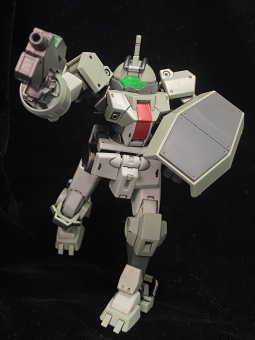 デミトレーナー、重そうな部分を焼き鉄色で塗ったり色々部分塗装やスミ入れしてたら日を跨いじゃった

腰がよく曲がるから狙撃ポーズ取れたり、楽しいぞデミトレーナー 