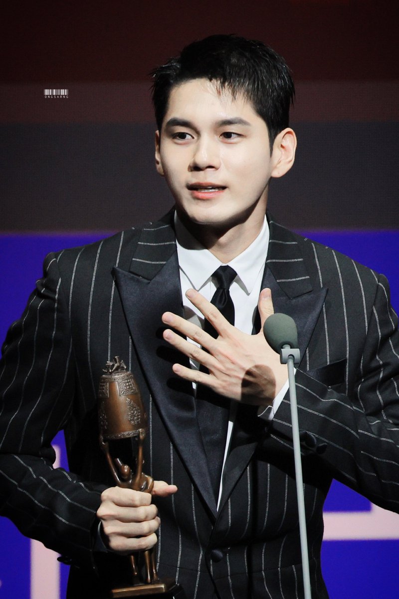 ongsarangS2's tweet photo. 221209 대종상
옹이 심장 터지면 안돼🥹

#옹성우 #ONGSEONGWU https://t.co/c3EpHNNE82