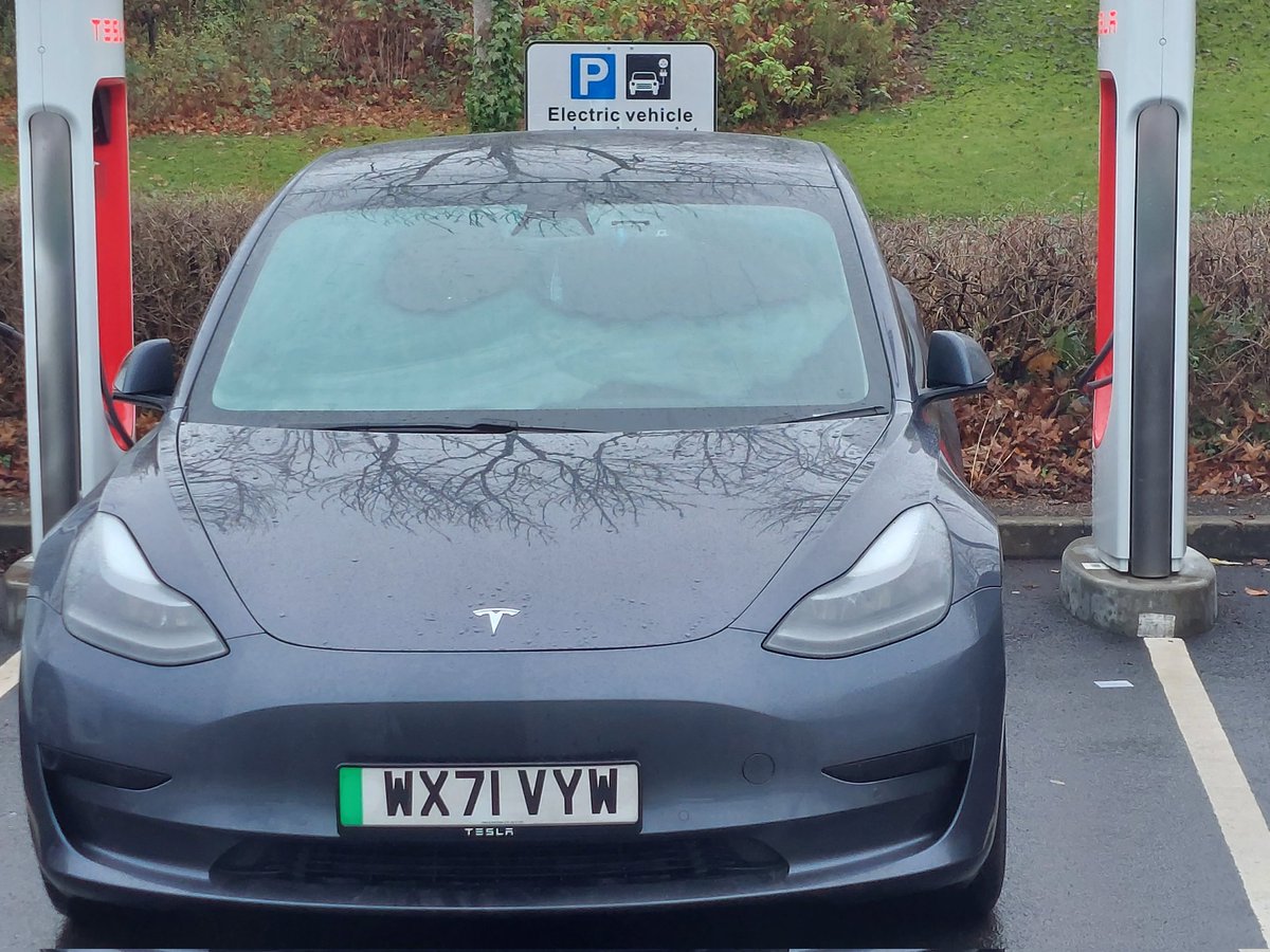 teslamancs's tweet photo. High usage #SC at the #TraffordCentre today; yet this lady decided to return to her car, unplug it, but not move it.  Cars had been queuing up to use it just minutes earlier &amp; later. As I left, it had been left like that for over 30 minutes. #Tesla #ABC #AlwaysBeCharging  #EV https://t.co/A6XLj9OH7g