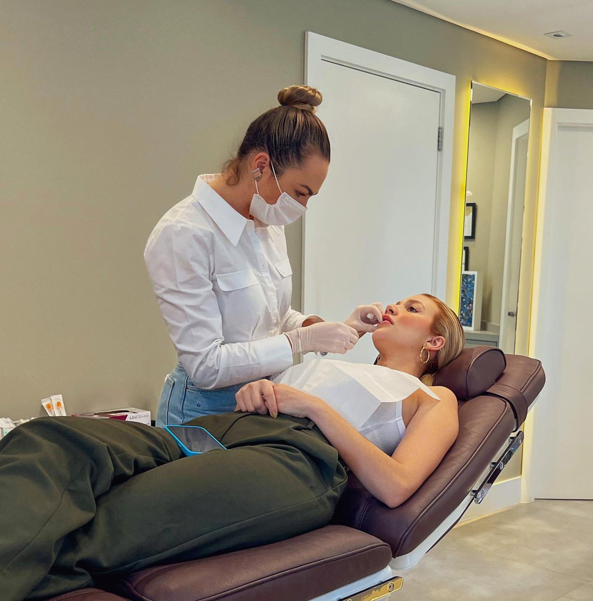 BrilhaBS_'s tweet image. A @brusantanareal esteve no consultório essa semana para fazer a manutenção do seu #preenchimentolabial 🧚

No carrossel, postei a evolução (não me mata Bru!) - para provar que ela ficou ainda mais linda! ❤️ via Instagram dragiuliadallagnese #brunasantana