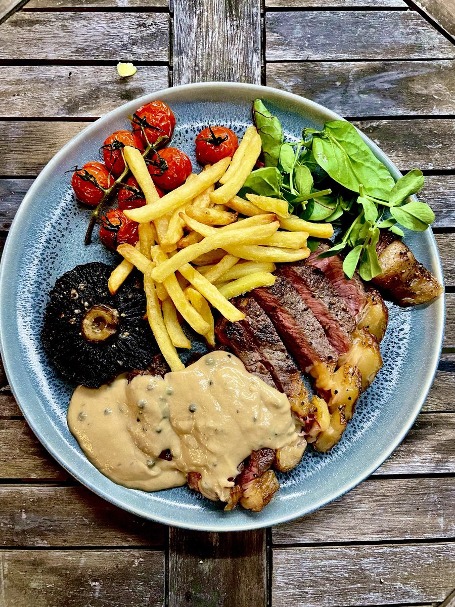 andyleescooks's tweet photo. Steak, peppercorn sauce, chips #RateMyPlate https://t.co/q43gkDBxDY