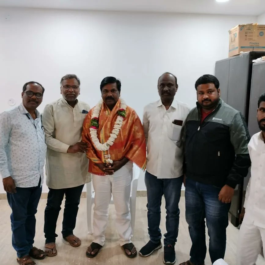 Dr_VamshiINC's tweet photo. నాగర్ కర్నూల్ జిల్లా కాంగ్రెస్ కమిటీ అధ్యక్షులు గా...
డా.వంశీకృష్ణ గారు
రెండవ సారి ఎన్నికైన సందర్భంగా దళిత సంఘాల నాయకులు వారి స్వగృహంలో ఘనంగా సన్మానించి అభినందనలు తెలియజేశారు...
#Congress #congressparty #drvamshikrishnainc #drvamshikrishna #nagarkarnool #congralations #tpcc https://t.co/cQmoWxtwBg
