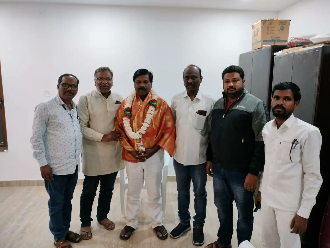 Dr_VamshiINC's tweet photo. నాగర్ కర్నూల్ జిల్లా కాంగ్రెస్ కమిటీ అధ్యక్షులు గా...
డా.వంశీకృష్ణ గారు
రెండవ సారి ఎన్నికైన సందర్భంగా దళిత సంఘాల నాయకులు వారి స్వగృహంలో ఘనంగా సన్మానించి అభినందనలు తెలియజేశారు...
#Congress #congressparty #drvamshikrishnainc #drvamshikrishna #nagarkarnool #congralations #tpcc https://t.co/cQmoWxtwBg