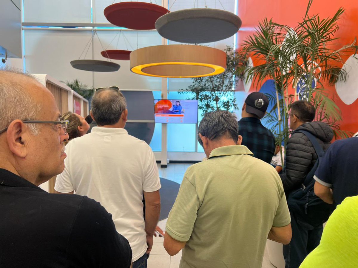 jesquerre77's tweet photo. @BCPComunica @bcp hacer la colita con la distancia recomendada y entrar al banco creo q era más eficiente. Ahora conglomerarse frente a un TV a esperar q salga el nombre en espacio estrecho no funciona https://t.co/KYl9j3VJgK