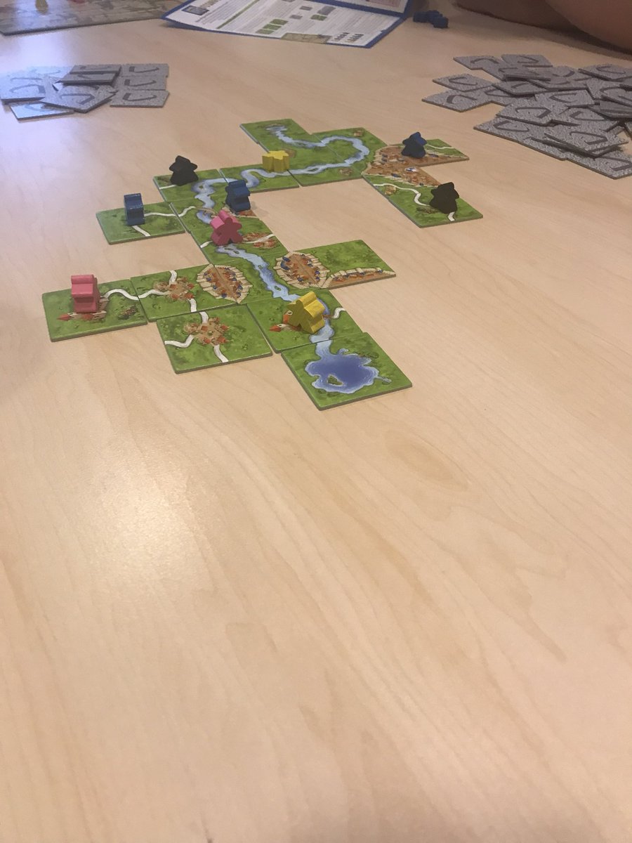 In the first face-to-face Xmas party in three years, we decorated gingerbreads, played a board game and cards, and enjoyed food, drinks, and sauna 😀