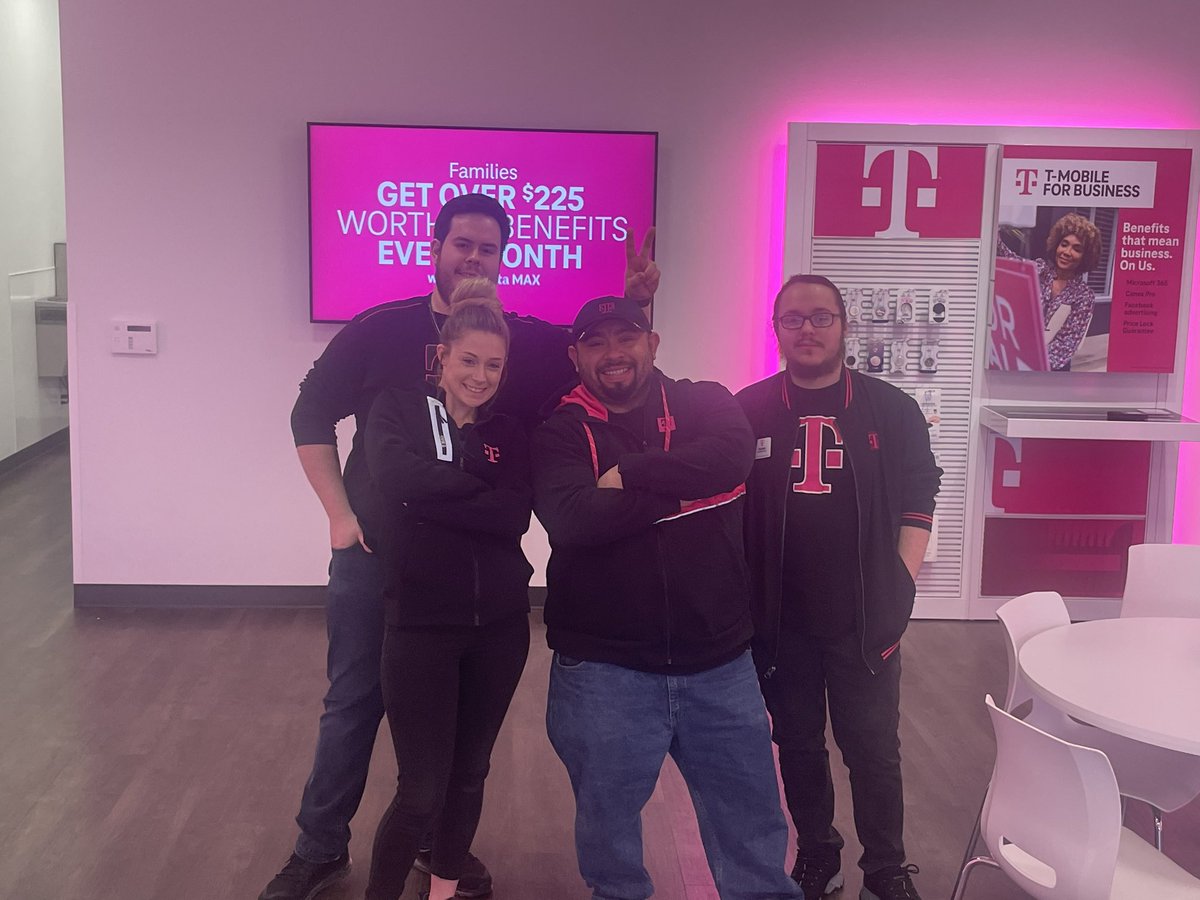 Team Rockingham on opening day!!! Congrats on your beautiful new location; I appreciate everyone working extra time getting the store ready for business!  <a href="/Giotech5G/">Gio Hernandez</a> <a href="/KellyVanderpuye/">Kelly Vanderpuye</a> <a href="/ChappyCLT/">Matt Chappell</a>