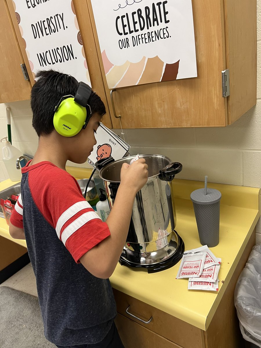 CCNationALE's tweet photo. Carlos coon ALE made and passed out some hot coco to staff members on Friday to make sure they were in the Christmas spirit ! @MarkGarcia0569 @RebeccaCA34 @NISDCarlosCoon https://t.co/53Z0Sll34E