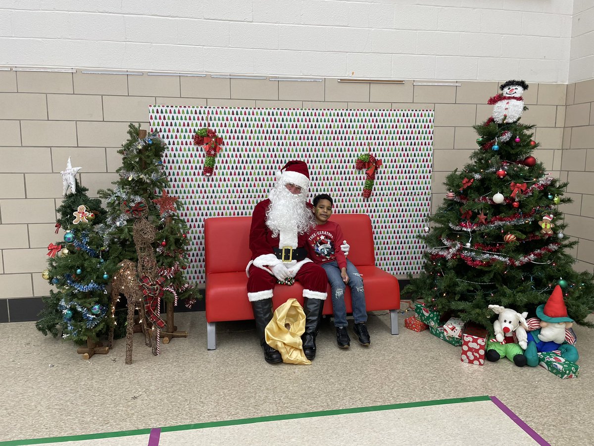 HilltopESAACPS's tweet photo. Happy Saturday, Hilltop Stars! Our @HilltopEs PTA has planned a #AACPSAwesome Breakfast with Santa event! Come visit us from 10 am to Noon! https://t.co/8GUvNxbpih