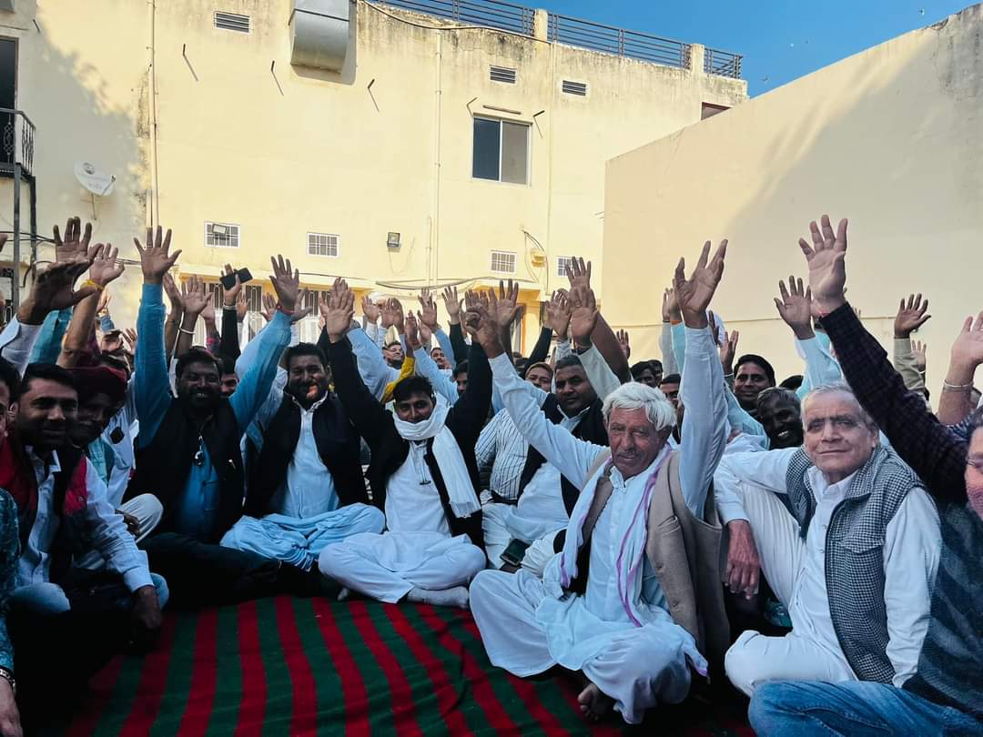 TajramMeena's tweet photo. भारत जोड़ो यात्रा के संदर्भ में निवाई पीपलू ब्लाक कांग्रेस कमेटी की मिटिंग विधायक साहब प्रशांत बैरवा जी के नेतृत्व में हुई उसमे भाग लिया।

#BharatJodoYatra
#pbmla https://t.co/HMfuYtR9xT