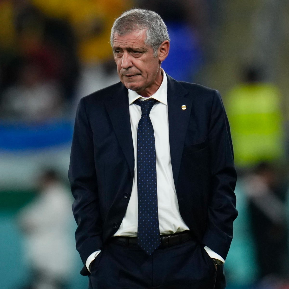 c’è almeno un fernando santos in ogni casinò del mondo: cravatta allentata, occhi rossi, sguardo languido, l’abito opaco che puzza di fumo, passa la notte a giocare la serie alla roulette, un po’ vince e un po’ perde, beve liscio