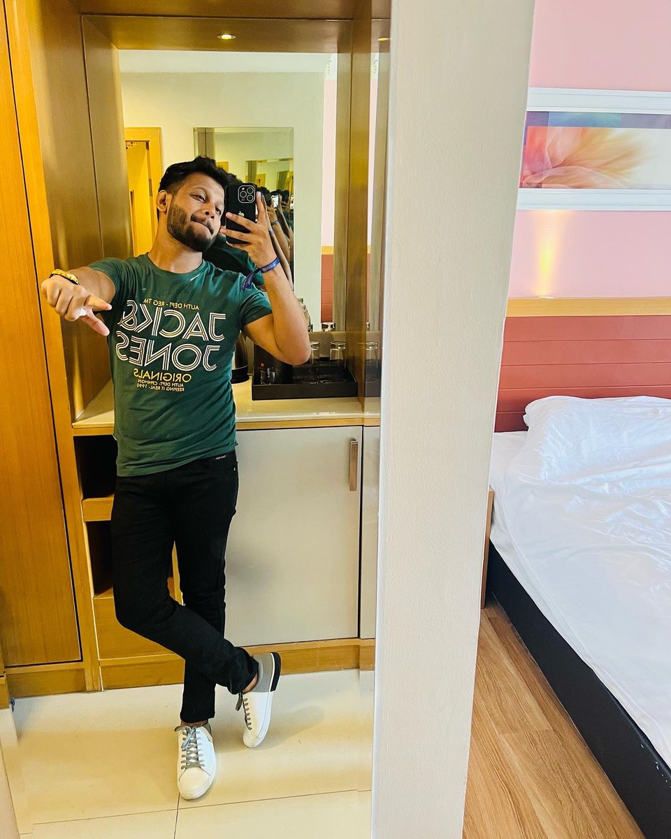 blessedsaif's tweet photo. I think it's important to hold a mirror up to society and yourself.
#gratitude #happiness #soul #positivevibes #believeinyourself #confidence #mirror #style #ootn #igers #fashion #mirrorselfie #fitlifechoice #masterpiece #beginagain #skyisthelimit https://t.co/z6PcxgbScg
