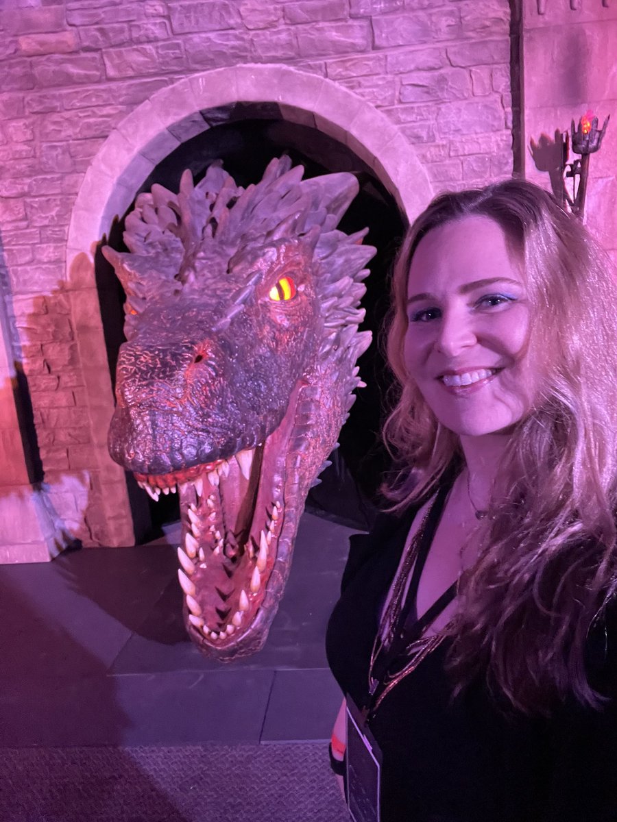 I couldn’t not take these 📸 at the <a href="/GameOfThrones/">Game of Thrones</a> #GoTConvention yesterday. 😂 That dragon has a great selfie smile. 

After 👀 all the cosplay &amp; installations yesterday I’m even more inspired to continue creating <a href="/BuildYourRealm/">Build Your Realm</a>. Winter is coming. Don’t be left out in the 🥶.