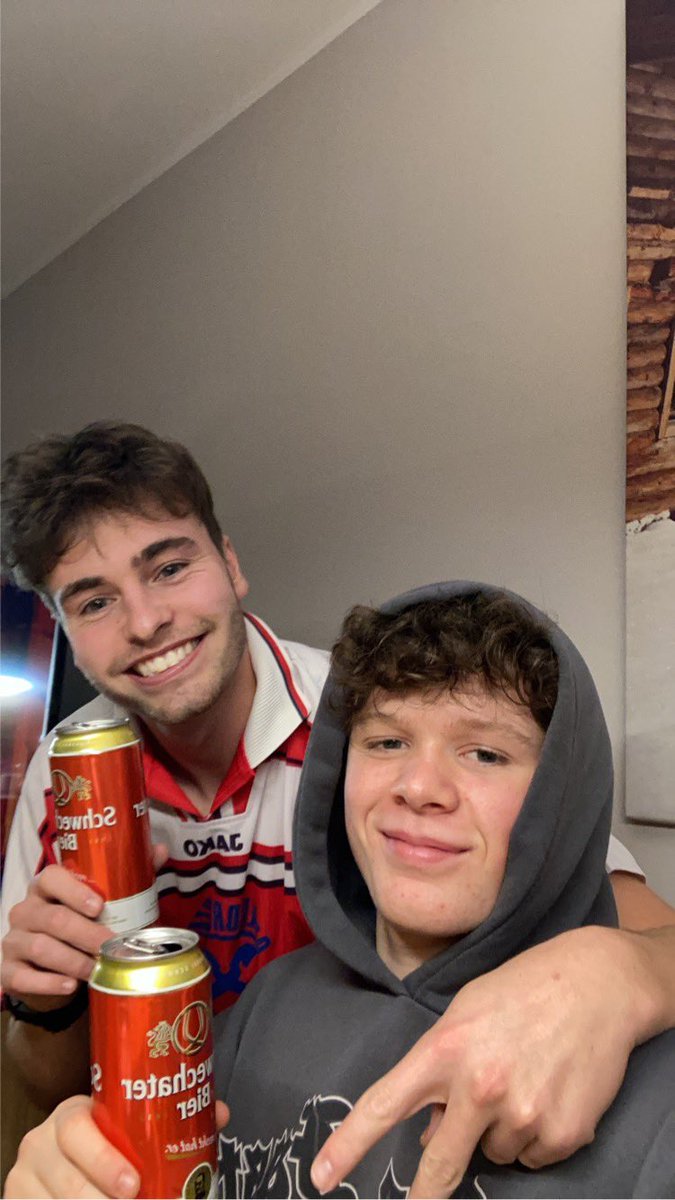 Temp717007's tweet photo. Für Fans nimmt man sich gerne Zeit #Reichsbuerger #skijumpingfamily #Geiselnahme #WorldcupQatar2022 #CROBRA #snow #2YearswithDynamite #Kaili #Gurken #Klimakleber https://t.co/xoHdwB9Q7L