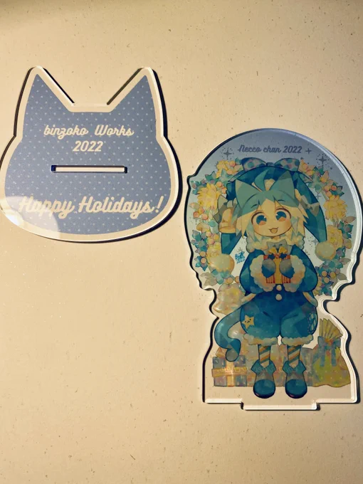 今年もびんぞこさん( )のクリスマスセットが届いたぞー!イラスト集は表紙の加工が美麗!中のイラストが最高!可愛いクリスマスカードとミニ原画、大きなサイズのアクスタ!!めちゃくちゃ豪華なセットです!!!ポスカ2セットも加えて大満足で大勝利ですっっ 