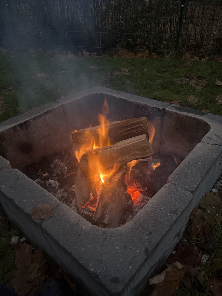 Wenn du nicht weißt was man tun sollen, einfach mal ein gemütliches Feuer 🔥 machen 🙂 und entspannen.