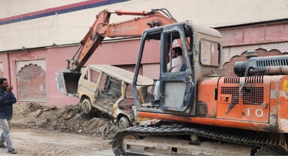 mcasrofficial's tweet photo. Illegal encroachments and vehicles were removed from Khazana Gate to Sultanvind Chowk and a road was built.
#MCasr
#encroachmentsremoved
#roadbuilt
#khazanagate
#sultanwindchownk https://t.co/Pi1gFnSEDu