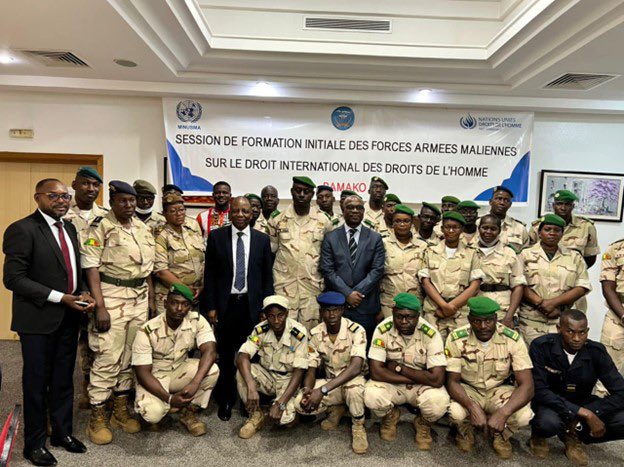 UN_MINUSMA's tweet photo. #LeSaviezVous ?
La MINUSMA coopère avec les @FAMa_DIRPA et les Forces de Sécurité du #Mali 🇲🇱 pour contribuer à la promotion &amp; la protection des #droitshumains et de l’#Étatdedroit pour un renforcement de leur responsabilité en matière de #Droitdelhomme. #JIDH https://t.co/eOs2AkaESN