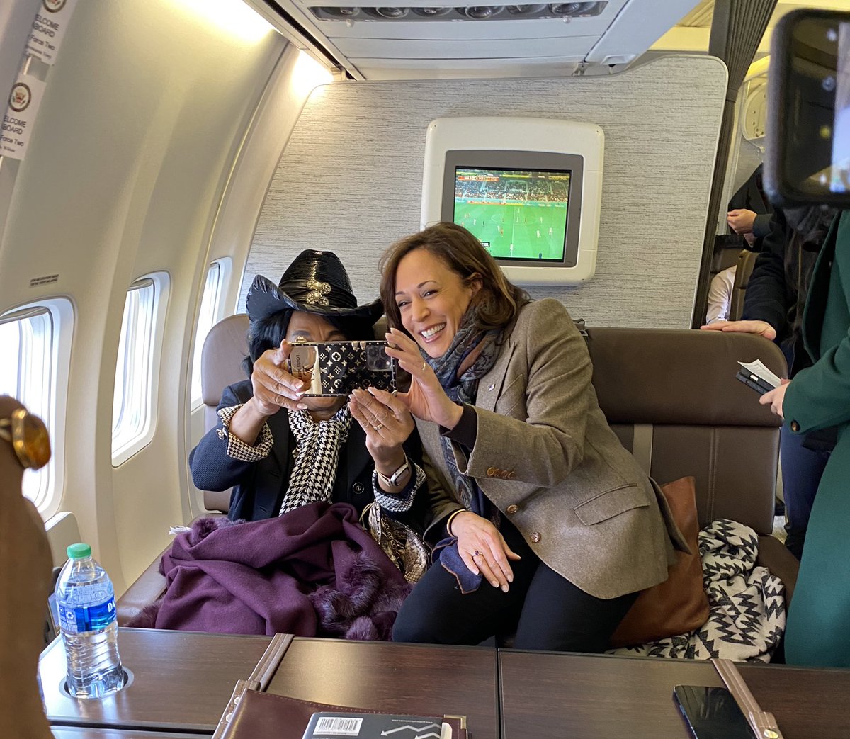 KirstenAllen46's tweet photo. A few selfies before take off to Los Angeles to witness history https://t.co/Txp0jjoltJ