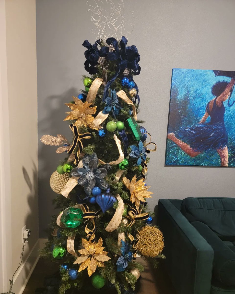 CLASSYJoLouis's tweet photo. Blessed to have creative parents! Tree done by mommy, lights by daddy. #christmasdecor https://t.co/nr7c6gzzwr
