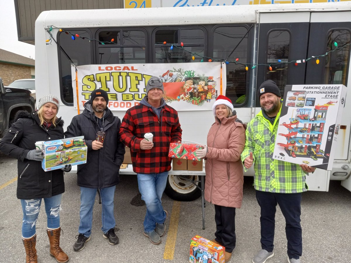 GregCKL's tweet photo. If you are out shopping today or buying groceries... buy a few extra for those in need.
Volunteers are 'Stuffing the Bus' in Wallaceburg at Southside Fitness today.(Saturday)
Drop off your items from 10a-2pm.
Proceed to St.Vincent DuPaul in WALLACEBURG.
#ItsGoodToGive https://t.co/eKds9gnXHt