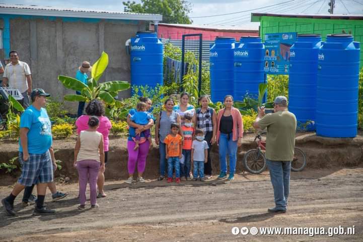 #DiciembreAlegriasFamiliares
♻️Damos inicio al proyecto piloto Casas Ecológicas de 3️⃣ sistemas:
 👉1 sistema de captación de agua de lluvia
👉1 huerto familiar
👉1 composter (para procesar material orgánico).
#UnidosEnVictorias <a href="/FloryCantoX/">Flor y Canto 🇳🇮</a> <a href="/y_el_sol/">María Alfonsina 🇳🇮</a> <a href="/noelia_arauz/">𝙼𝚊𝚛í𝚊 𝙽𝚘𝚎𝚕𝚒𝚊 𝙰𝚛á𝚞𝚣🇳🇮</a>