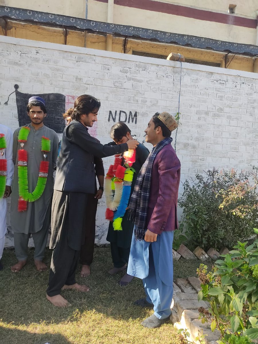 NDM_Official's tweet photo. نیشنل سٹوڈنٹس موومنٹ کی جانب سے درازندہ کے لیے آرگنائزنگ کمیٹی تشکیل دی گئی۔ خضر الرحمان صدر، حضرت پشتون جنرل سیکرٹری، خلیل افغان سیکرٹری مالیات تعینات کیے گئے۔
اس موقع پر این ایس ایم کے ممبر مرکزی پلاننگ کمیٹی عمر شیرانی اور دیگر ساتھی موجود تھے۔

تفصیل:

https://t.co/qAutoMcndC https://t.co/hPdigP2gSr