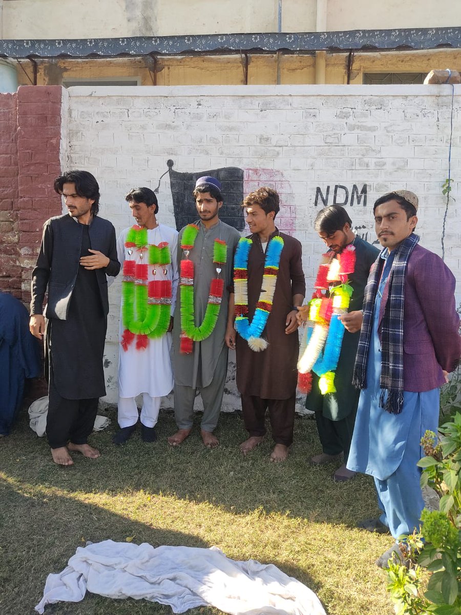 NDM_Official's tweet photo. نیشنل سٹوڈنٹس موومنٹ کی جانب سے درازندہ کے لیے آرگنائزنگ کمیٹی تشکیل دی گئی۔ خضر الرحمان صدر، حضرت پشتون جنرل سیکرٹری، خلیل افغان سیکرٹری مالیات تعینات کیے گئے۔
اس موقع پر این ایس ایم کے ممبر مرکزی پلاننگ کمیٹی عمر شیرانی اور دیگر ساتھی موجود تھے۔

تفصیل:

https://t.co/qAutoMcndC https://t.co/hPdigP2gSr