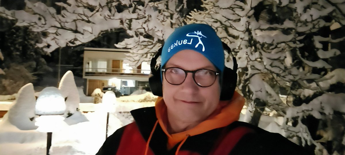 jvalanta's tweet photo. Lauantai-illan huumaa rillit huurussa. Pakkaslumi on niin kevyttä luoda, että tarvitaan pilkkihaalari sekä @KjLeinonen antama @LaukaanKunta -päähine pitämään mies lämpimänä. https://t.co/LR9jUmHhFn