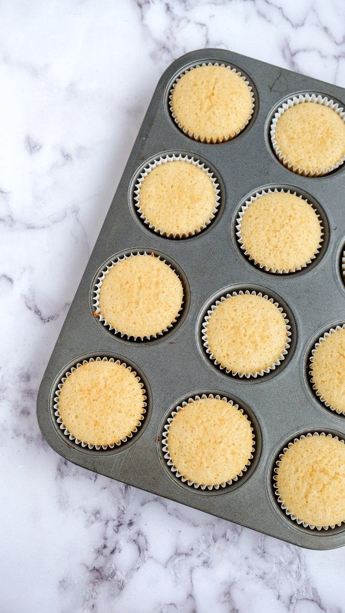 Luchisimoo's tweet photo. Horneá por 15-18 minutos hasta que estén apenas doraditos por arriba y al pincharlos con un palillo en el centro sale seco. Dejás enfriar y listo, los decoras con lo que mas te guste.
#cupcakes #vainilla #cupcakesdevainilla https://t.co/wj9J9MyYY3