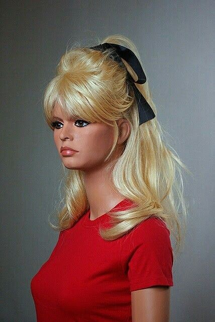 TomFordsMuse's tweet photo. We, as a society, should bring this hairstyle back. Enough with the sleek buns https://t.co/UFejFOyQyB