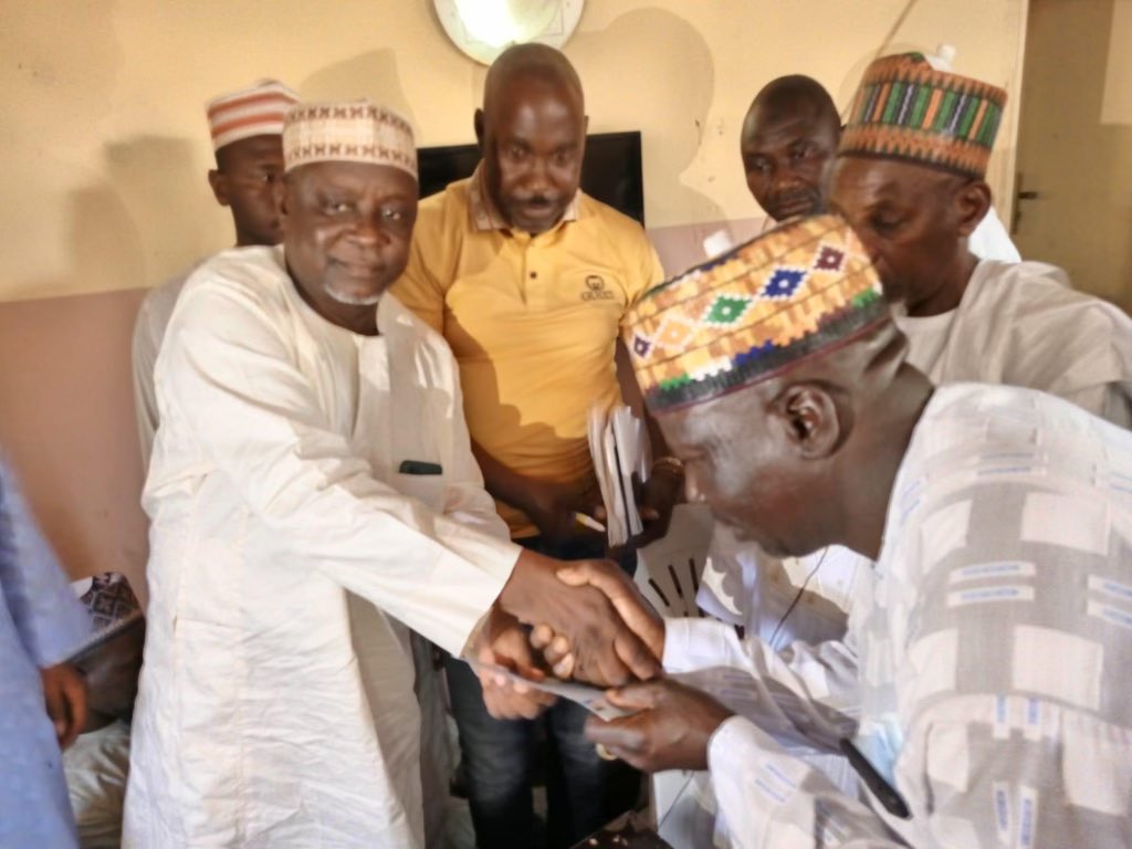 adamugarba's tweet photo. AN IMPORTANT THREAD.

Today, I am the happiest son on earth. My father, an Imam, Qur’anic schoolar, a conservative, who is my name sake Alhaji Garba Adamu, who have been a traditional supporter of PDP since 1999 decided to follow me into APC, after 23 years. https://t.co/i3LZ6H5Xka