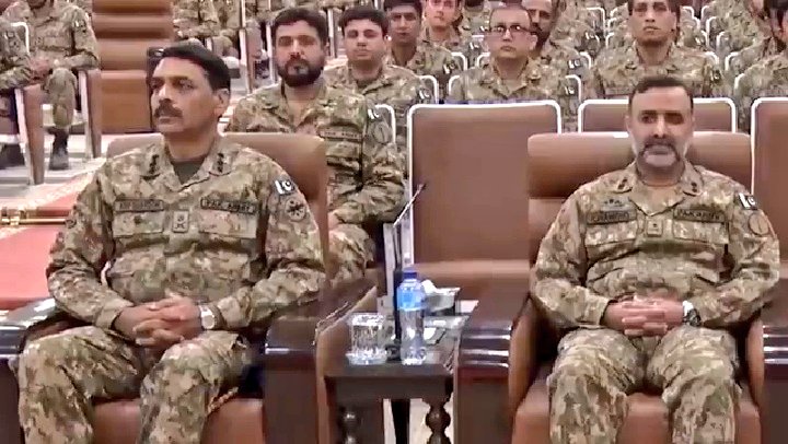 GHaZ_NAwE77's tweet photo. #COAS also visited Command &amp; Staff College Quetta &amp; School of Infantry &amp; Tactics &amp; interacted with young officers &amp; instructors &amp; advised them to focus on professional excellence to meet future battlefield challenges. 3/4

#PakistanZindabad #Pakistan
#Quetta #Balochistan #PakArm https://t.co/xysGxCepEW