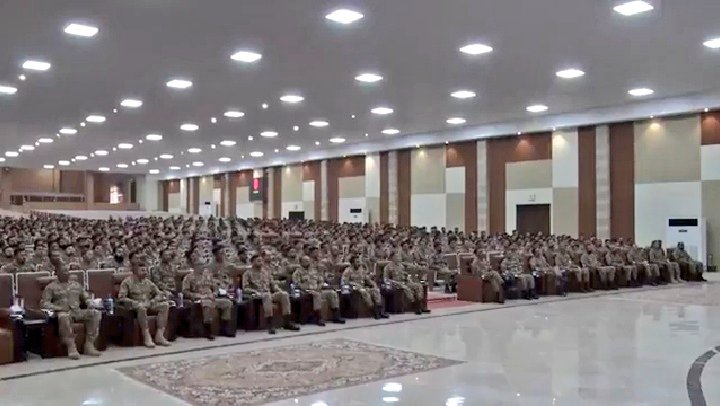 GHaZ_NAwE77's tweet photo. #COAS also visited Command &amp; Staff College Quetta &amp; School of Infantry &amp; Tactics &amp; interacted with young officers &amp; instructors &amp; advised them to focus on professional excellence to meet future battlefield challenges. 3/4

#PakistanZindabad #Pakistan
#Quetta #Balochistan #PakArm https://t.co/xysGxCepEW