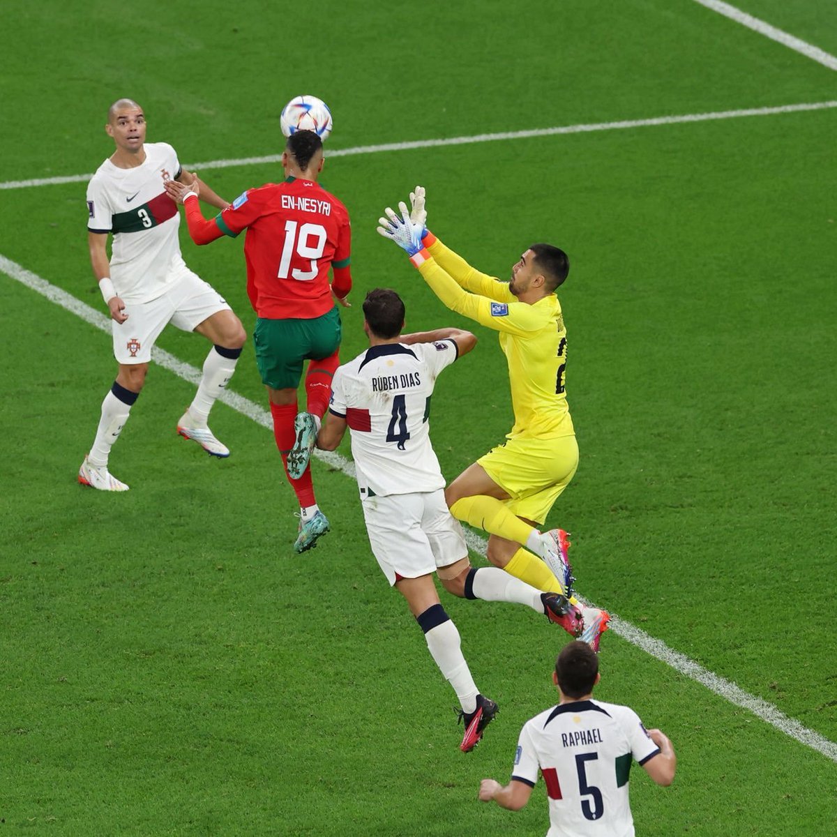 lnstantFoot's tweet photo. Youssef En-Nesyri est allé chercher les étoiles 😍 🚀 #MAR

#FIFAWorldCup | #MARPOR https://t.co/XZbUnSsPRs