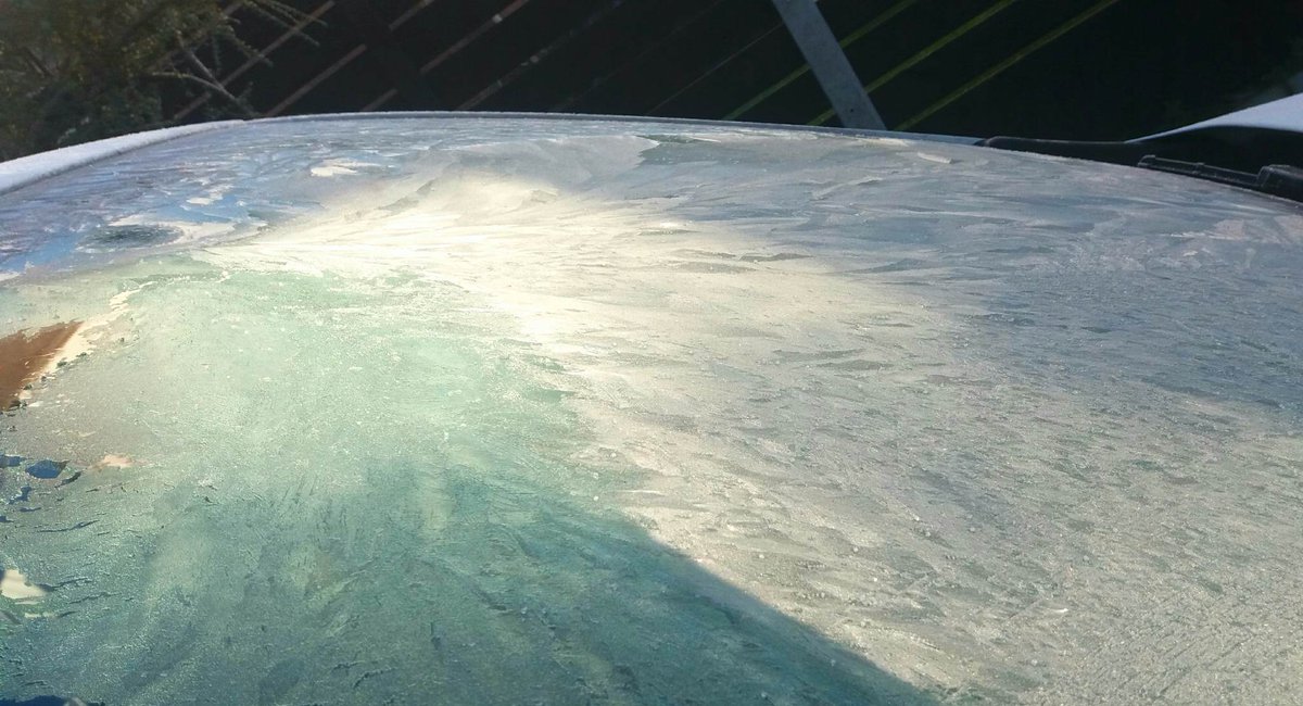 martinastro2005's tweet image. Frost from day three of the cold spell. Fern frost on the windscreen this morning was striking and very thick. Models showing cold staying with us for another week or longer. #coldspell #fernfrost