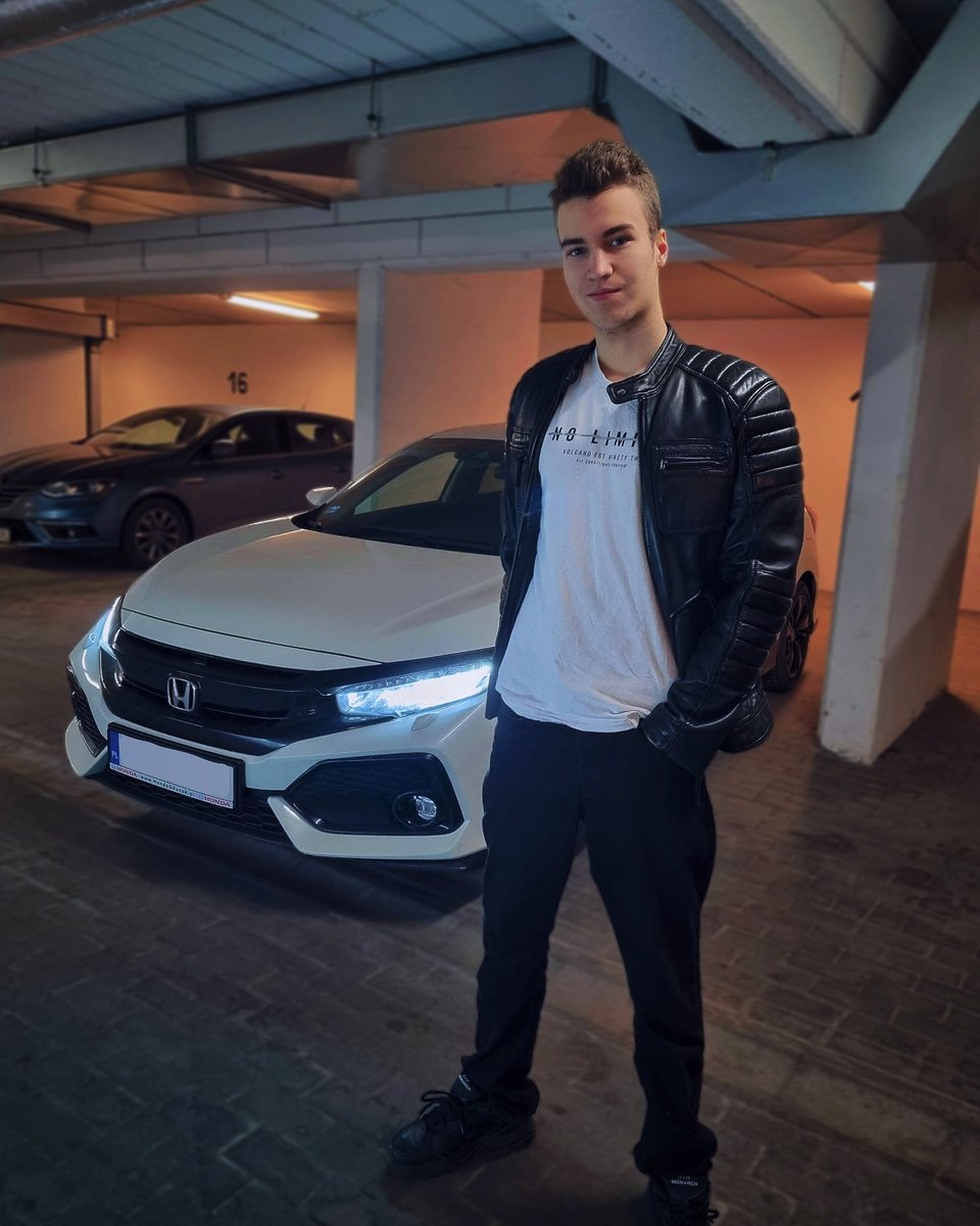 kluczleks's tweet photo. Komu podwieźć dupe? #civic #prawko #snow #honda https://t.co/8LMFcMiupN