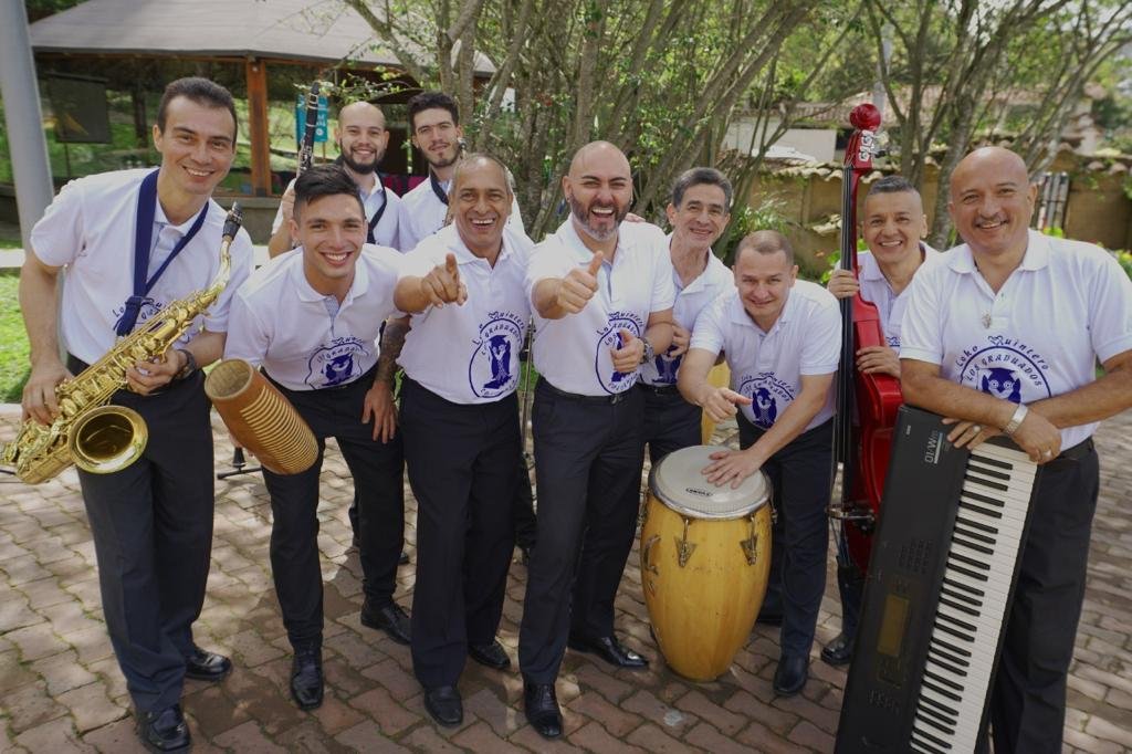 BravissimoCity's tweet photo. Cabe resaltar que #LosGraduados es un equipo artístico con más de 50 años de trayectoria... 🎶😍 Por eso también, se habló de referentes en el mismo como #ElLocoQuintero (Q.E.P.D) 🕊️, de quien se comentó su vida a través de las letras 📖✨
#Bravíssimo2022 https://t.co/JvUCi87Fht