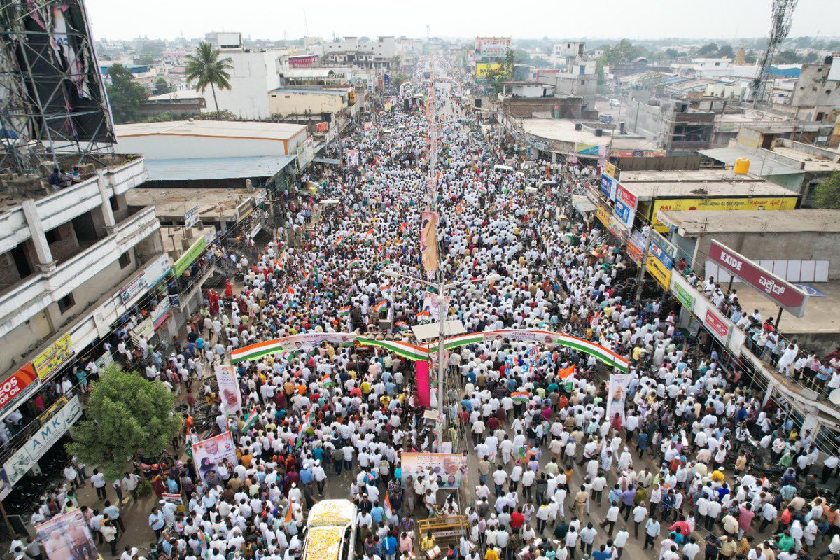 kharge's tweet photo. It is always a pleasure to get back home. My first visit to my hometown after taking on the responsibility as @INCIndia President was an emotional affair.

Thank you for the unbound love and support. 

Forever indebted to each one of you. 🙏

#KalyanaKranthiSamavesha https://t.co/ZdGBXI5Z9Q
