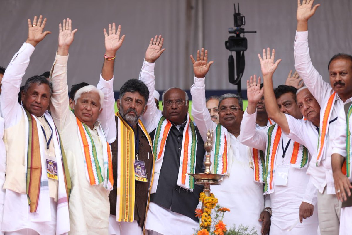 kharge's tweet photo. It is always a pleasure to get back home. My first visit to my hometown after taking on the responsibility as @INCIndia President was an emotional affair.

Thank you for the unbound love and support. 

Forever indebted to each one of you. 🙏

#KalyanaKranthiSamavesha https://t.co/ZdGBXI5Z9Q