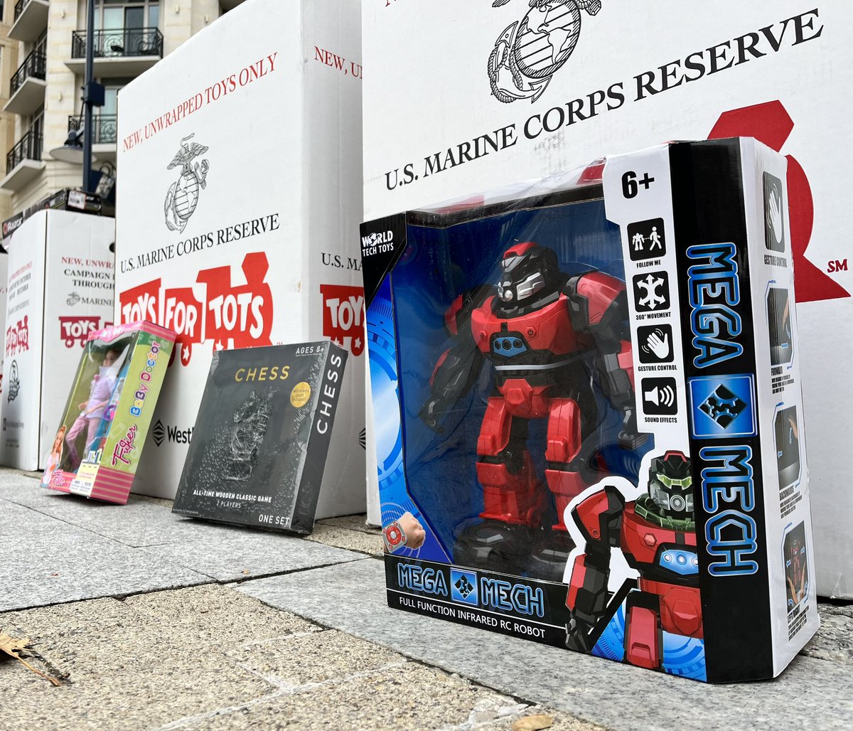 PGCPAL's tweet photo. Come see us at the #NationalHarbor and bring a new and unwrapped toy for Marine Toys for Tots Foundation! Everyone who donates gets a free ticket for the #CapitalWheel at the National Harbor! @PGPDNews @ToysForTots_USA @NationalHarbor https://t.co/IcN4bPLTbb