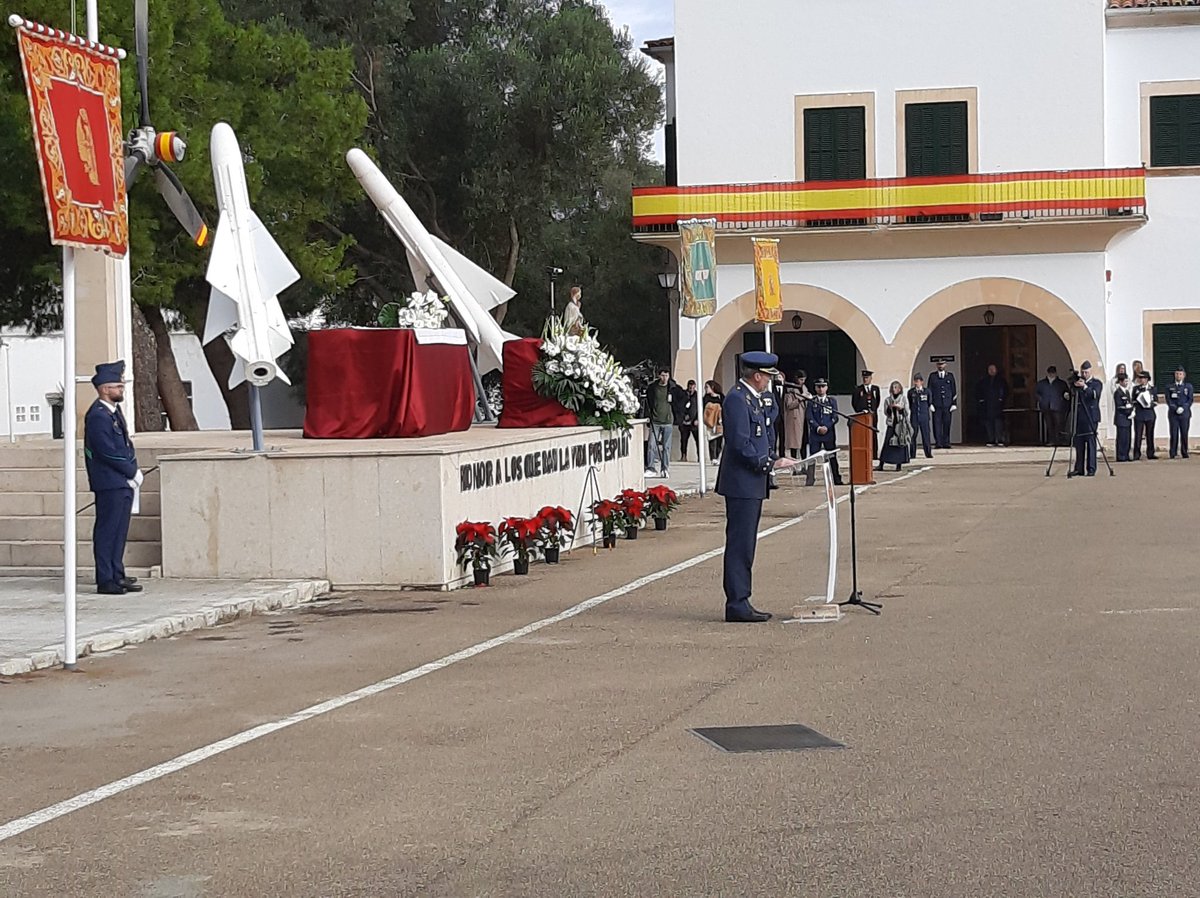COMGEBAL_ET's tweet photo. Participamos en los actos organizados por el Ala 49 en la celebración de su Patrona la Virgen de Loreto en la base aérea de Son San Juan en #Palma.
¡¡¡Muchas Felicidades!!!
#COMGEBAL @MCANA_ET @EjercitoAire https://t.co/aekw9EZlVQ