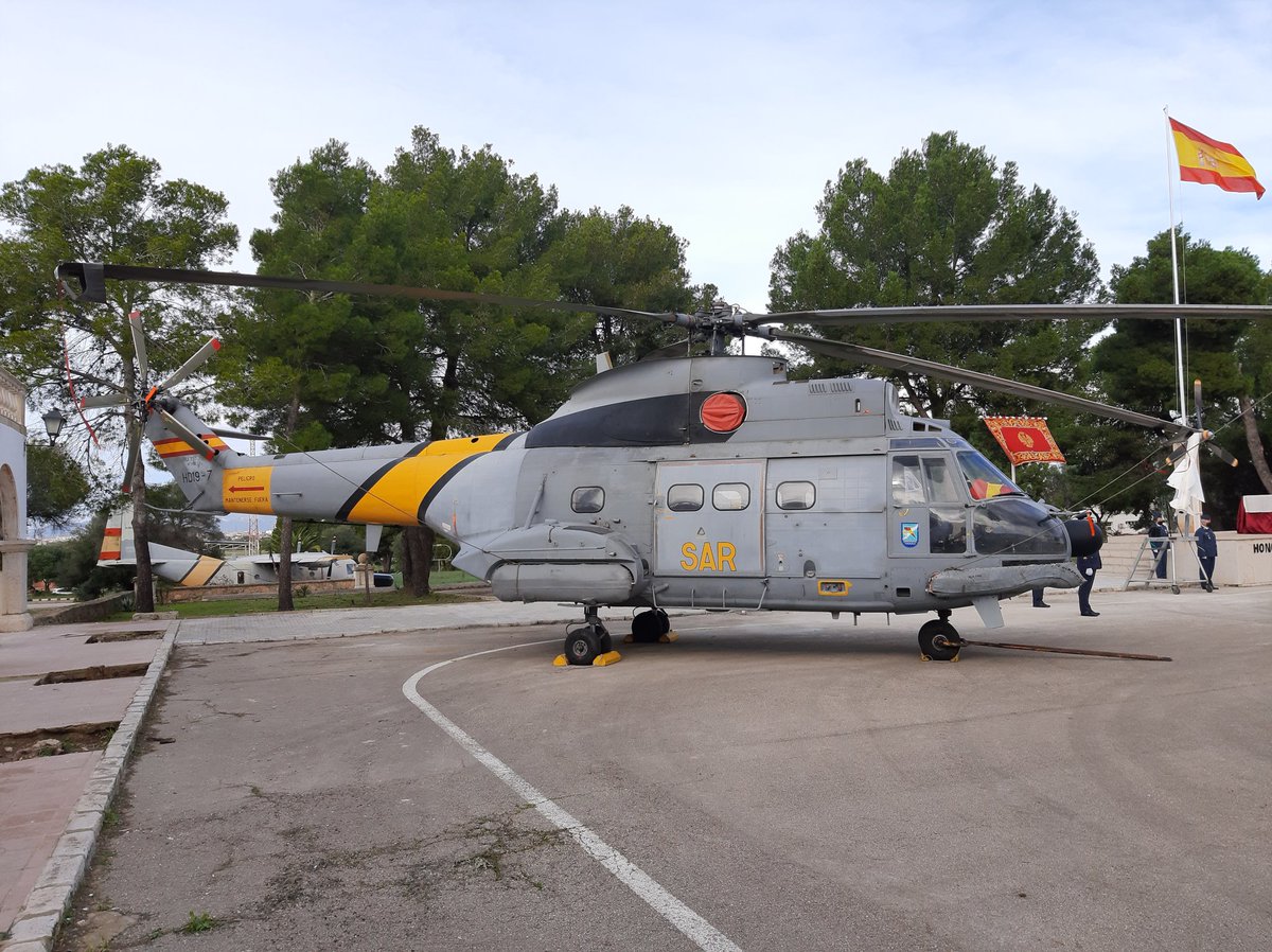 COMGEBAL_ET's tweet photo. Participamos en los actos organizados por el Ala 49 en la celebración de su Patrona la Virgen de Loreto en la base aérea de Son San Juan en #Palma.
¡¡¡Muchas Felicidades!!!
#COMGEBAL @MCANA_ET @EjercitoAire https://t.co/aekw9EZlVQ