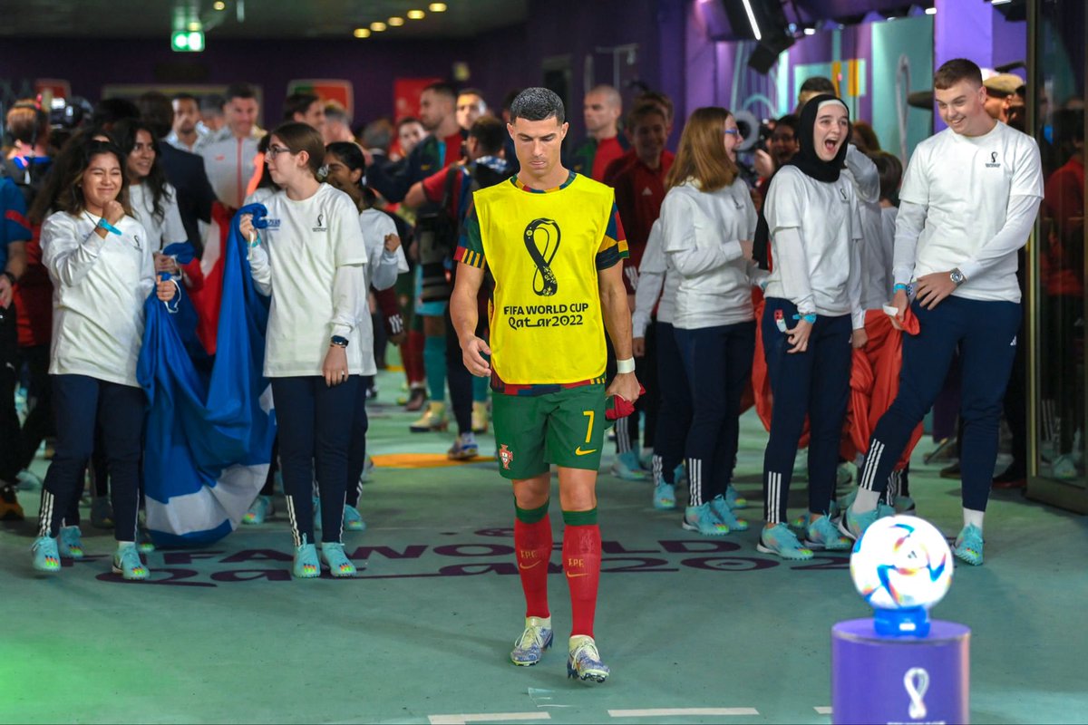 Antes do jogo: Portugal joga melhor sem o Cristiano. 
Ao intervalo: Mete logo o Cristiano, só ele pode salvar Portugal #maistabaco
