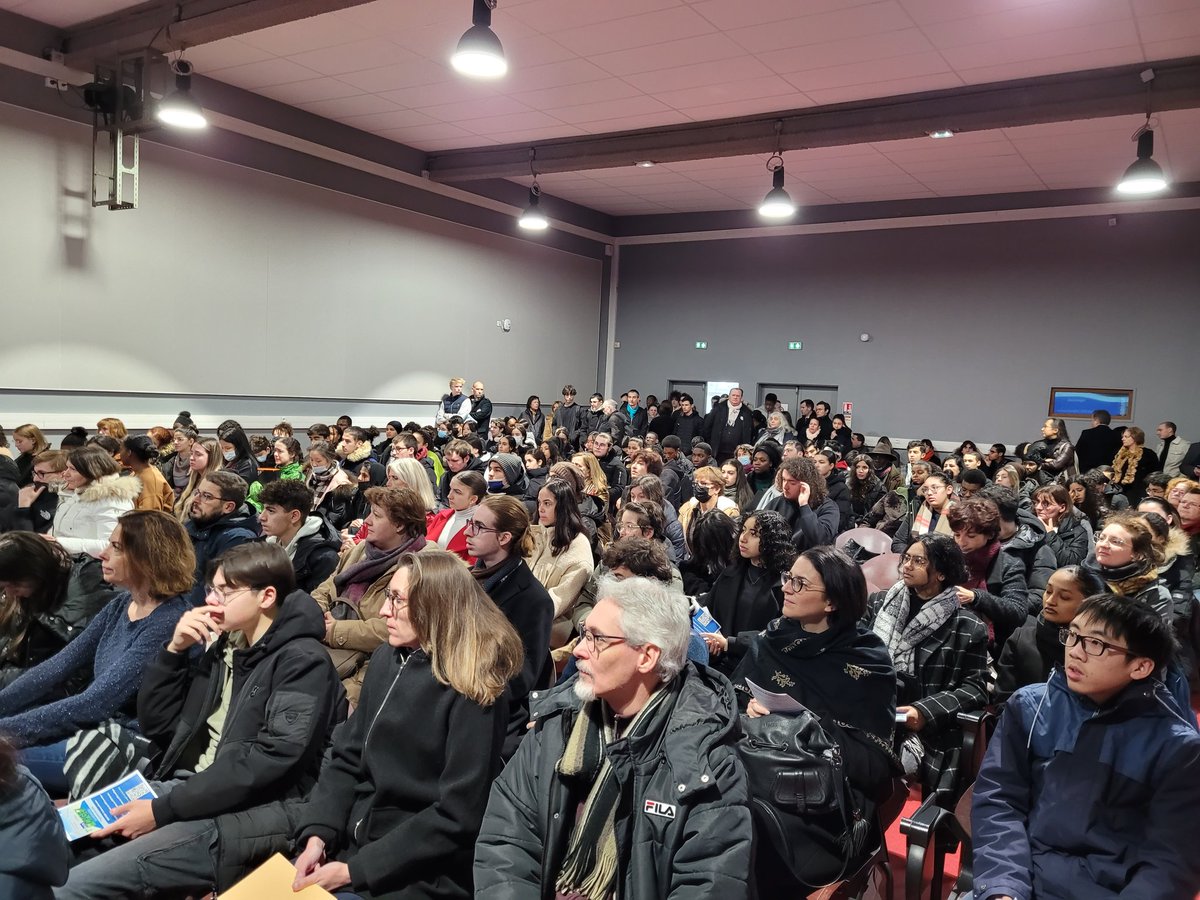 RadouaneMhamdi's tweet photo. 1er salon des #cpge de @seinesaintdenis : élèves, parents,  enseignants et #perdir ravis .  Le projet académique @AcCreteil la réussite et l'excellence pour tous les élèves de notre territoire.  @Prefet93 . https://t.co/bIEPiKjBY8