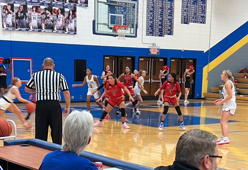 @ladylionbball &amp; <a href="/OS_LadyFalconBB/">OSHS Lady Falcon BB</a> started their <a href="/SFLLeagueKS/">Sunflower League</a> Girls🏀play w/LHS winning 52-39

Lawrence led by <a href="/BrynnaeJohnson/">Brynnae Johnson</a> 13p <a href="/daphne_bracker/">Daphne Bracker</a> 11p &amp; <a href="/AmayaMarshall2/">Amaya Marshall</a> 10p <a href="/hardy_la05/">Lucy Hardy</a> w/big Def for the Lady Lions

OS got a game-high 16p from <a href="/EllaPAnderson/">Ella Anderson</a> &amp; 10p from <a href="/adrianatet/">Adriana Tetley</a>