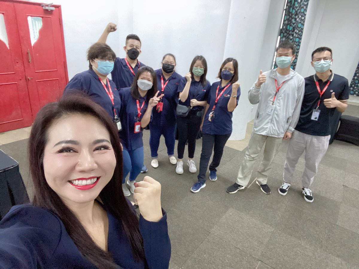 Joyceacca's tweet photo. 💖2022年12月10日 - 隆基西马组件基地公开招聘会，从一早的“誓师大会”，团队成员相互鼓励，互相支持💪
🥳到爆场，人群排队几条街。大家忙到没有时间吃饭，喝水，上厕所。一直忙到晚上，共计收取简历261份😍
🌸再到晚上，老板YK遥远的祝福，我们去吃，萨瓦迪卡“刷他的卡”，哈哈😆 https://t.co/4yWkqIgh0K