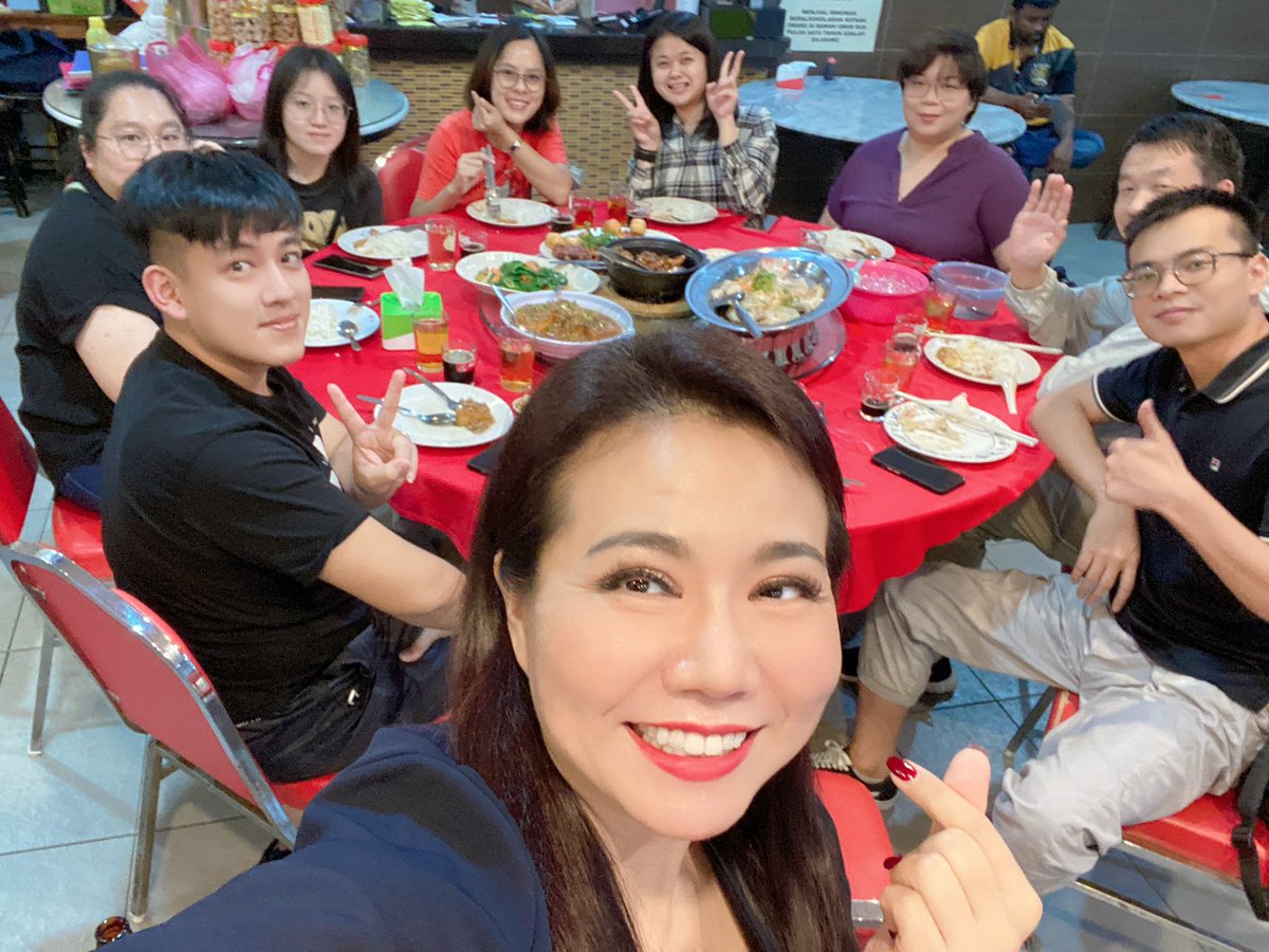 Joyceacca's tweet photo. 💖2022年12月10日 - 隆基西马组件基地公开招聘会，从一早的“誓师大会”，团队成员相互鼓励，互相支持💪
🥳到爆场，人群排队几条街。大家忙到没有时间吃饭，喝水，上厕所。一直忙到晚上，共计收取简历261份😍
🌸再到晚上，老板YK遥远的祝福，我们去吃，萨瓦迪卡“刷他的卡”，哈哈😆 https://t.co/4yWkqIgh0K