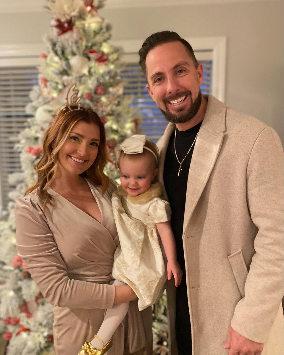 LandonMerrill's tweet photo. Tis’ the season for Christmas parties and dressing up!! 🎉🎄❄️💃🏼🕺⛄️🥳 🎅 
A joyous and wonderful occasion!! 
Merry Christmas, and thanks to all who came and made it such a Merry time together!! @merrilley https://t.co/MmIN6vbwfv