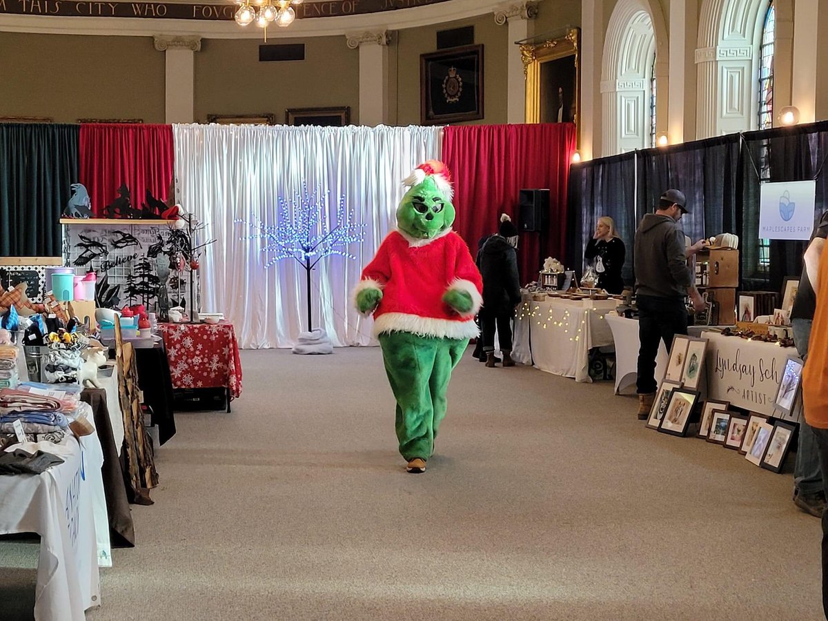 There’s a Holiday Market today!
<a href="/cityofkingston/">City of Kingston - Municipal Government</a> City Hall! 
Admission goes to <a href="/HomeKingston/">Almost Home Kingston</a> 😍
Parking downtown is free today!
See you there!💚❤️💚