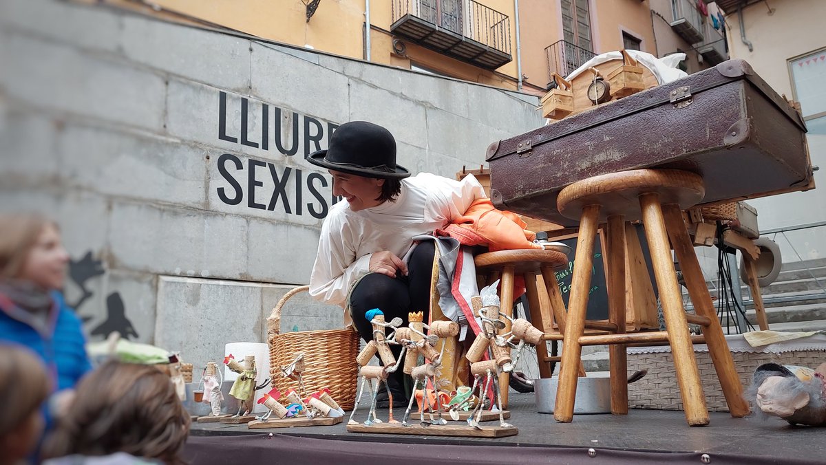 Una carretada de contes! La Guilla Teatre ha omplert la plaça de Sant Pere aquest matí d’històries tradicionals i contes de Nadal amb personatges sorprenents que han fet gaudir a infants i adults durant la celebració dels actes de la Festa Major d’Hivern! #Berga